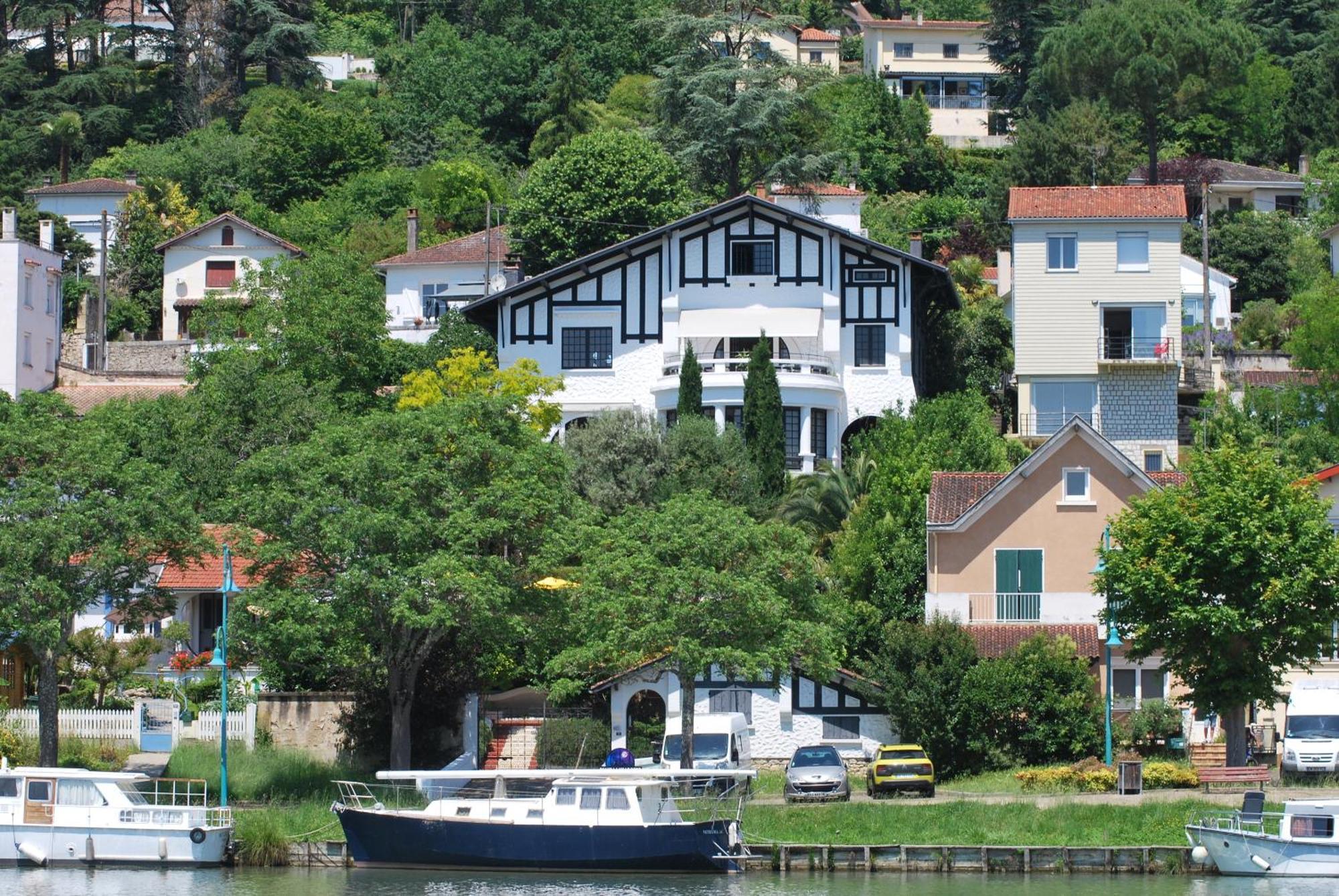 Quand La Ville Dort Agen Bagian luar foto